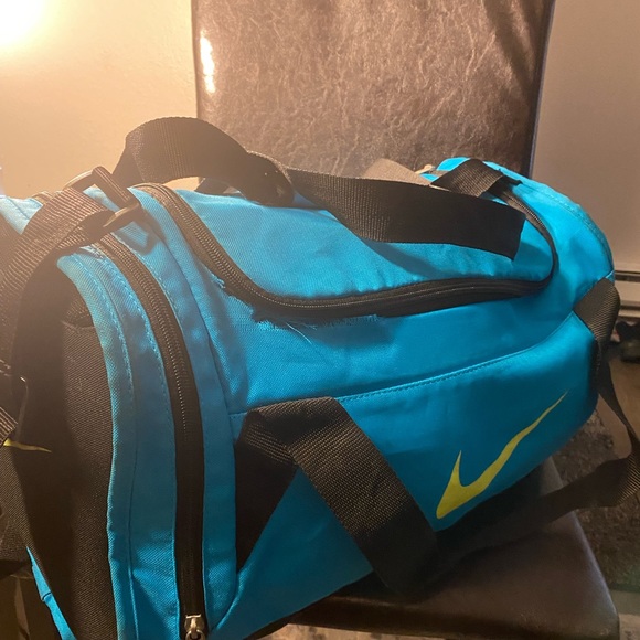Nike Brasilia Small Training Duffel Bag Dual-Zip Multi Pocket Gym Bag - Picture 3 of 12